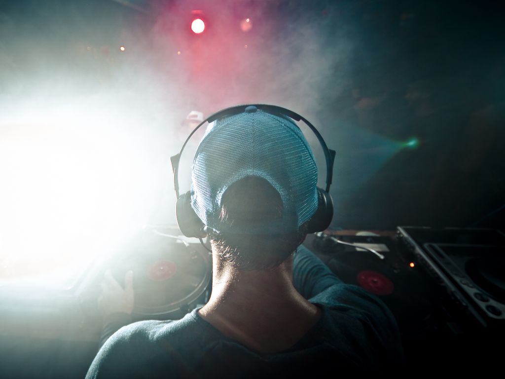 Download wallpaper 1024x768 dj, headphones, cap, smoke, music standard 4:3 HD background