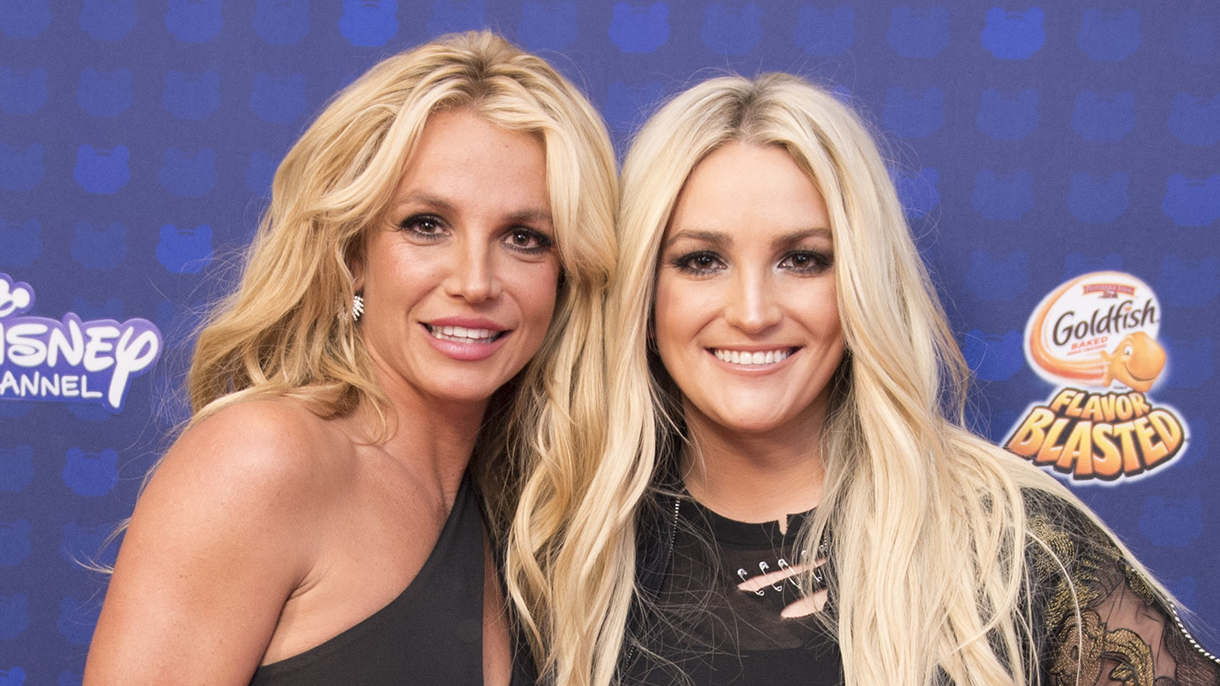 Britney Spears' sister shares holiday photo as it's reported she's only family member not on star's payroll