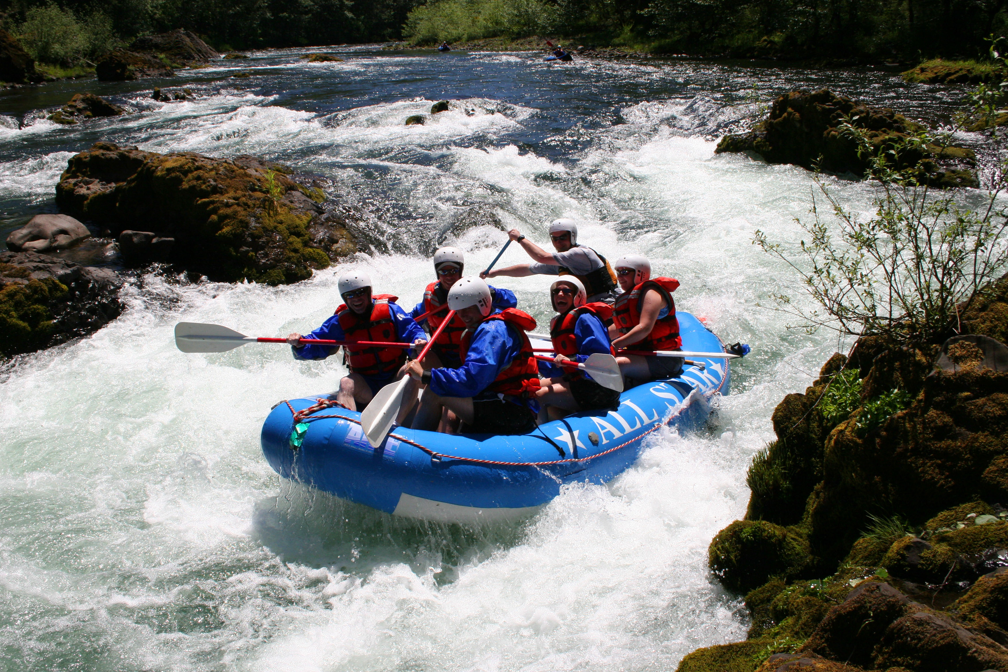 White rafting. Ривер рафтинг. Тайланд спорт рафтинг. Река Самур рафтинг. Океанический рафтинг.