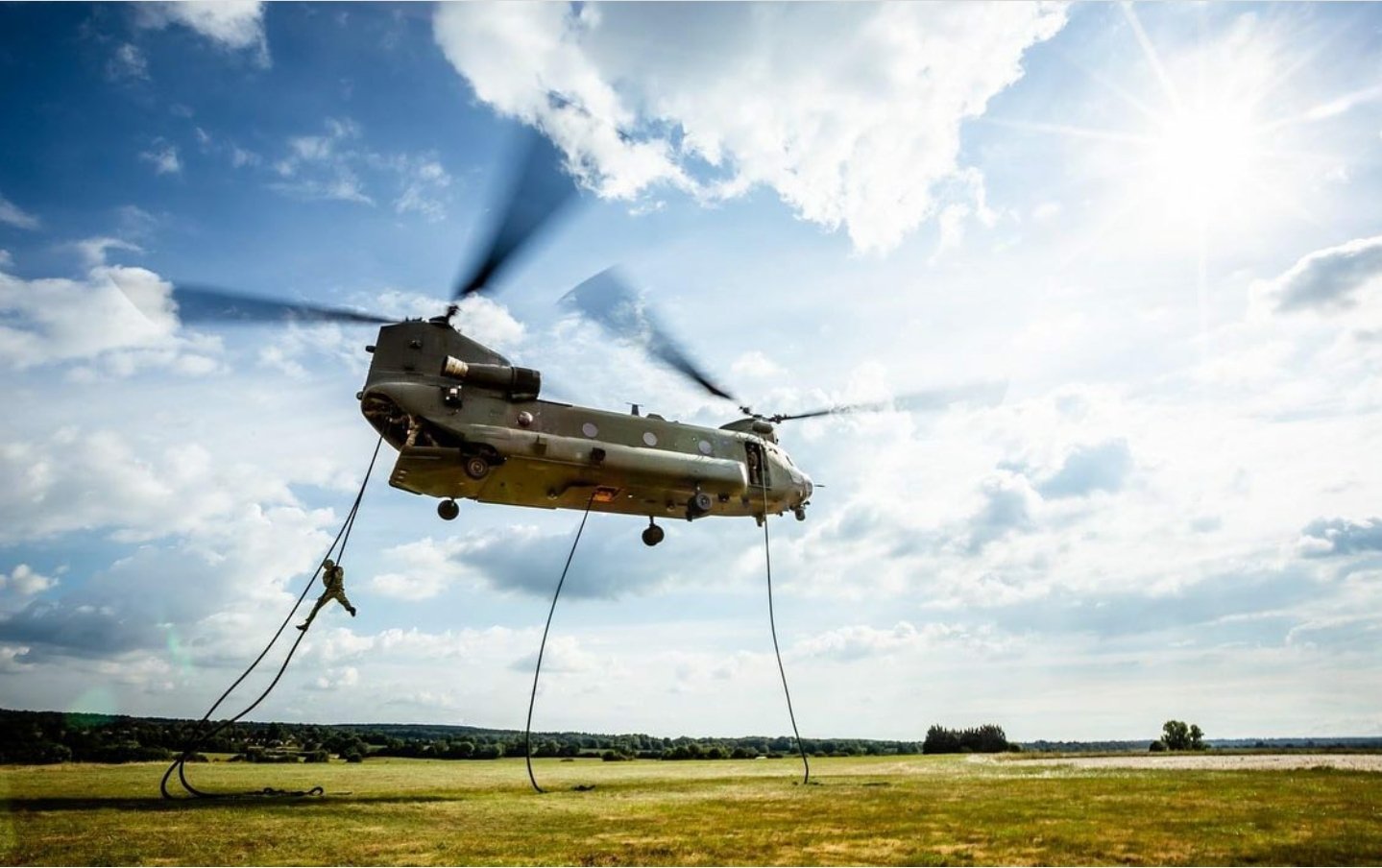 RAF_Luton Of The Day: Special Army Soldiers Fast Rope From An H22 Osprey Heli Plane At #RAFLuton. Fast Roping Is The Use Of A Rope To Get On The Ground