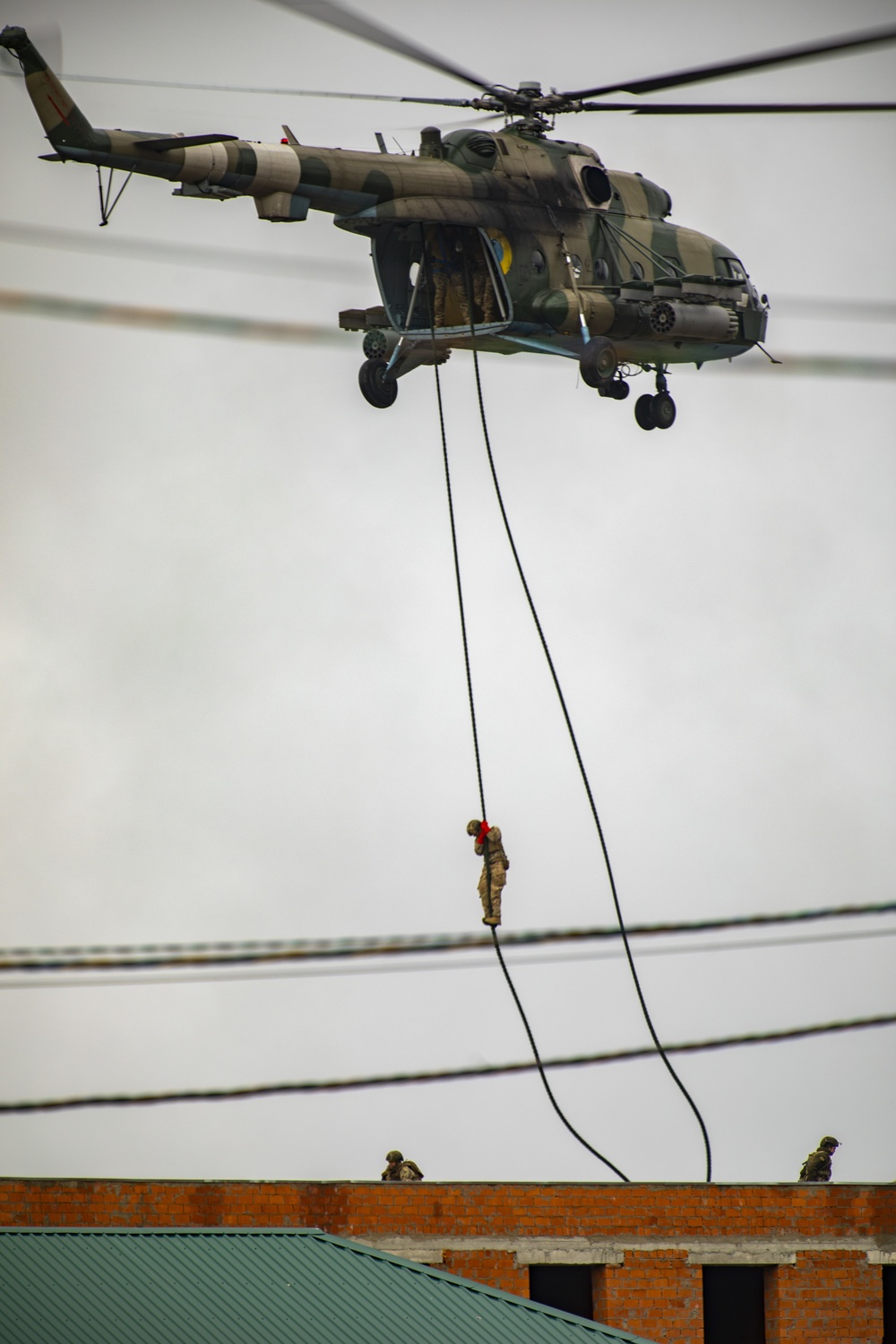DVIDS Soldiers Fast Rope From A MI 8 Helicopter [Image 1 Of 32]