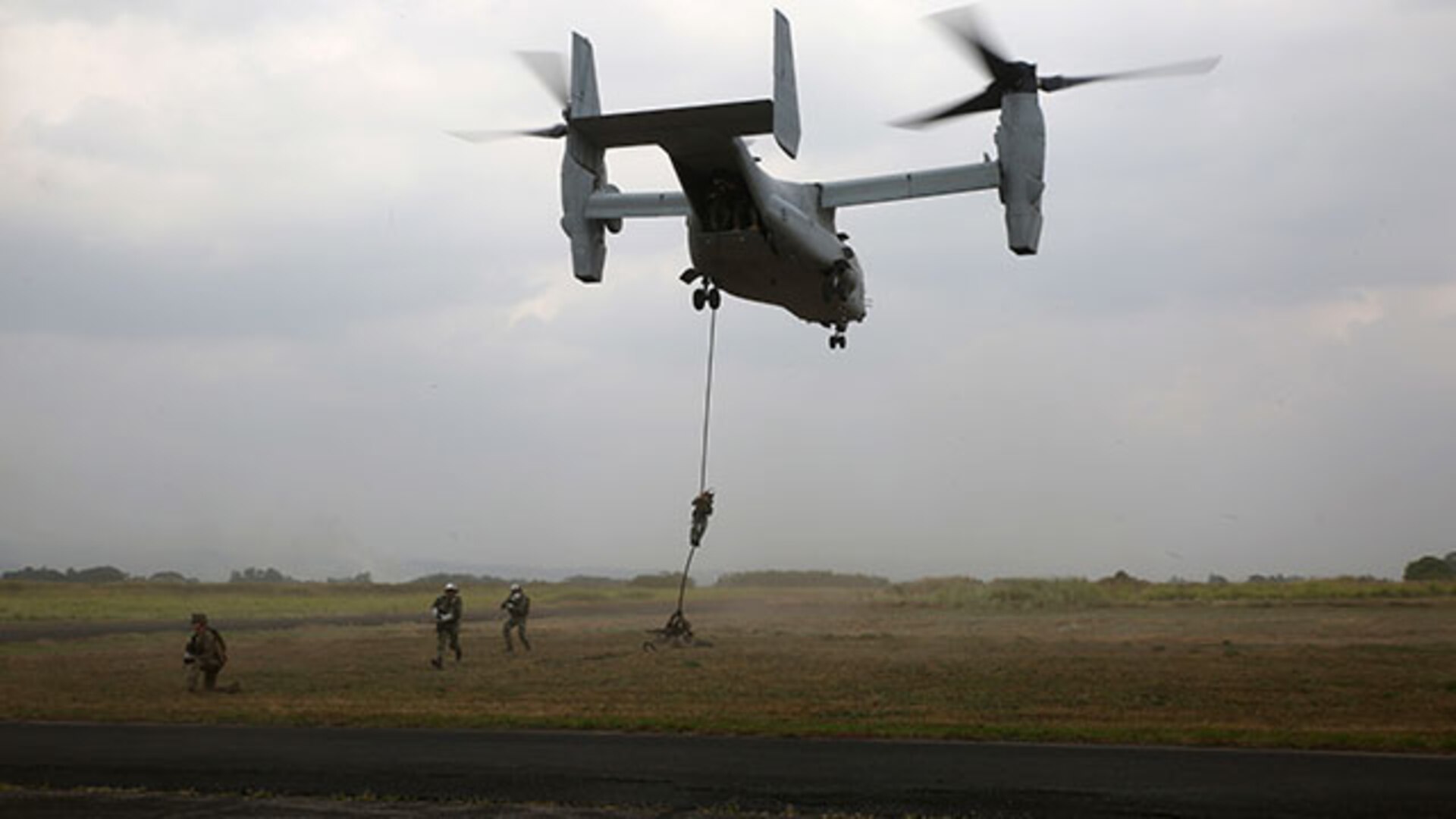 Osprey Offers New Experience For Philippine, U.S. Marines During Fast Rope Insertions > U.S. Indo Pacific Command > 2015