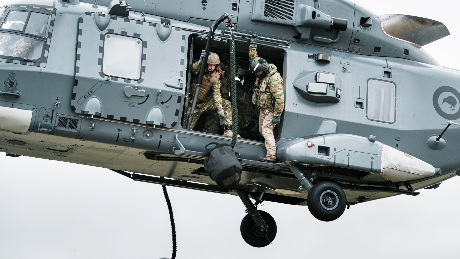 NZ Army soldiers take to the skies in daredevil rope jumps from NH90 helicopters