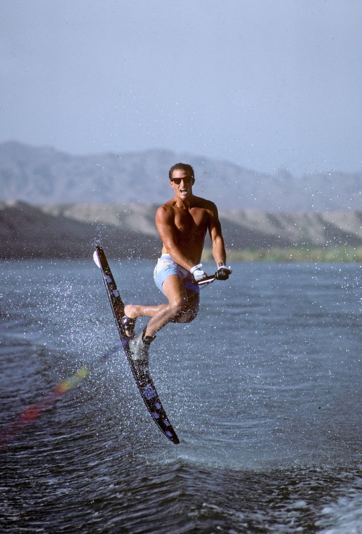 Free Water Ski Photo: Slalom Mule Kick. Classic Water Skiing Tricks. Slalom water skiing, Water skiing, Skiing