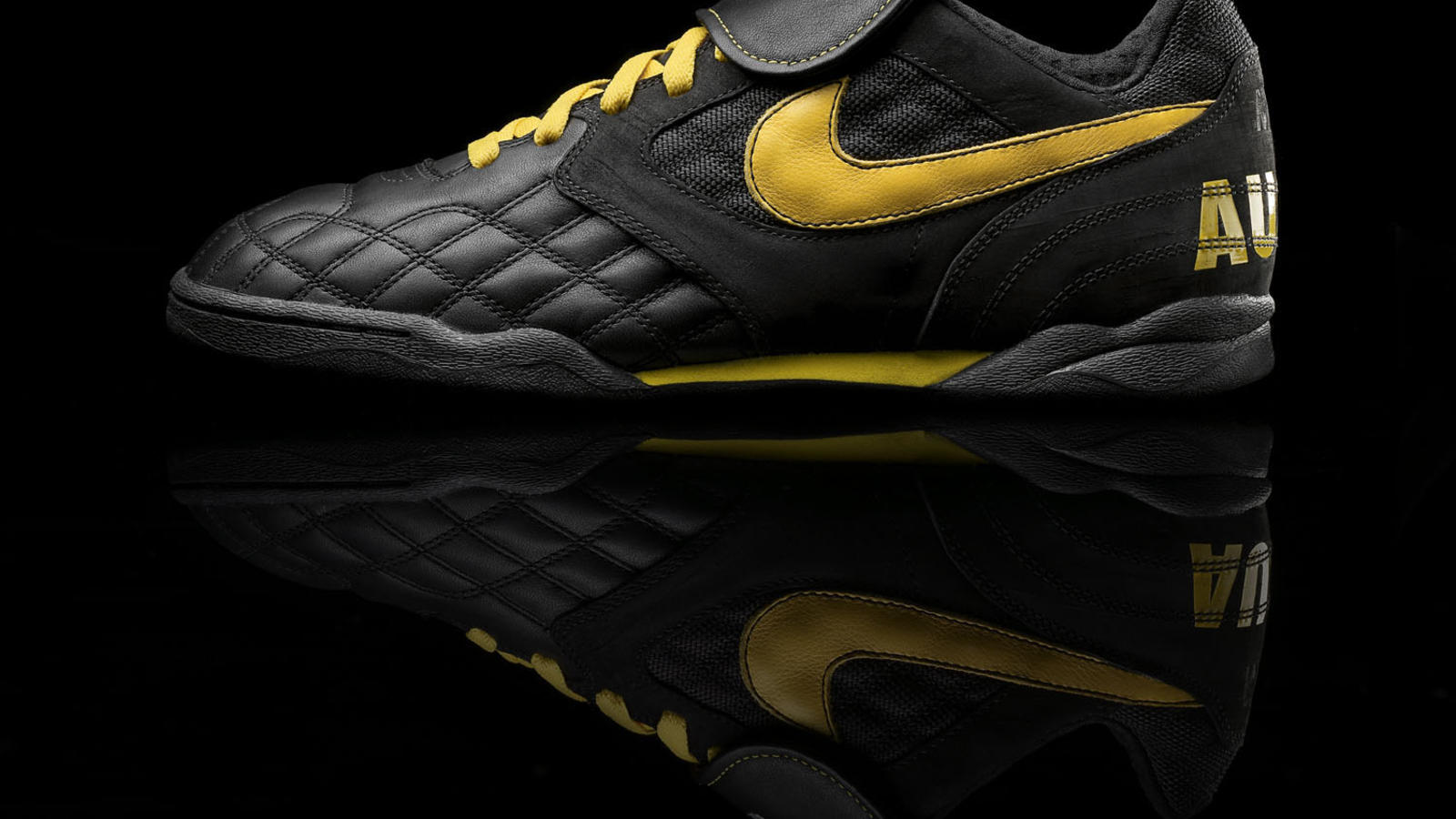 HO09: Nike Sportswear LIVESTRONG collection