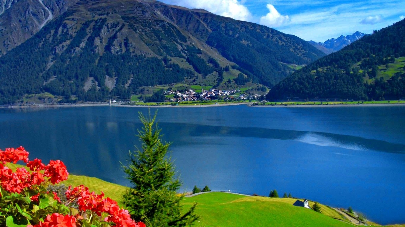 Quiet lake Wallpaper and Background Imagex768