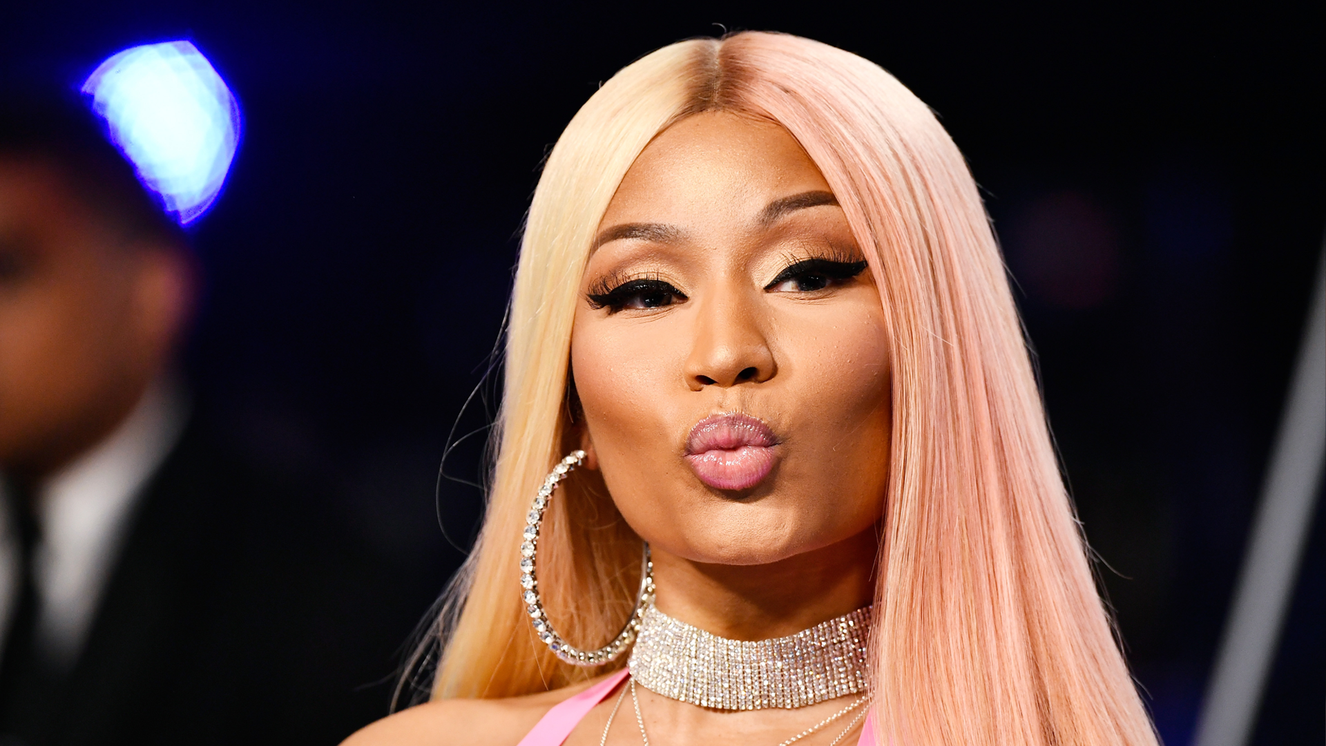 Nicki Minaj feeds the fans with 'pregger pic' just for Barbz