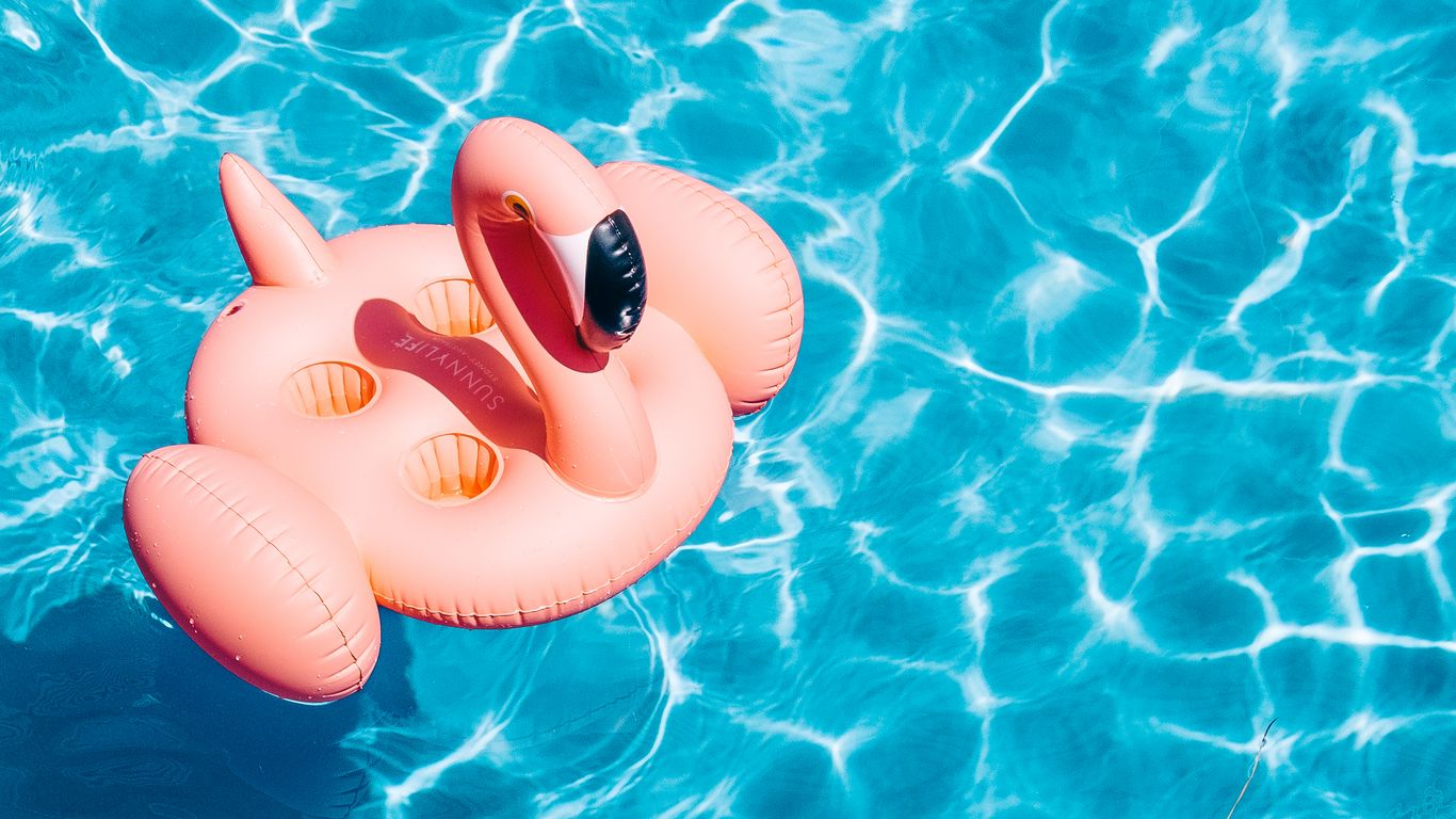 Download wallpaper 1366x768 pool, water, flamingo, summer tablet, laptop HD background