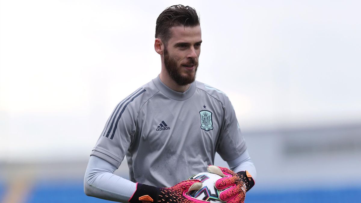 Football news de Gea cuts short holiday by two weeks to fight for starting place at Manchester United- report