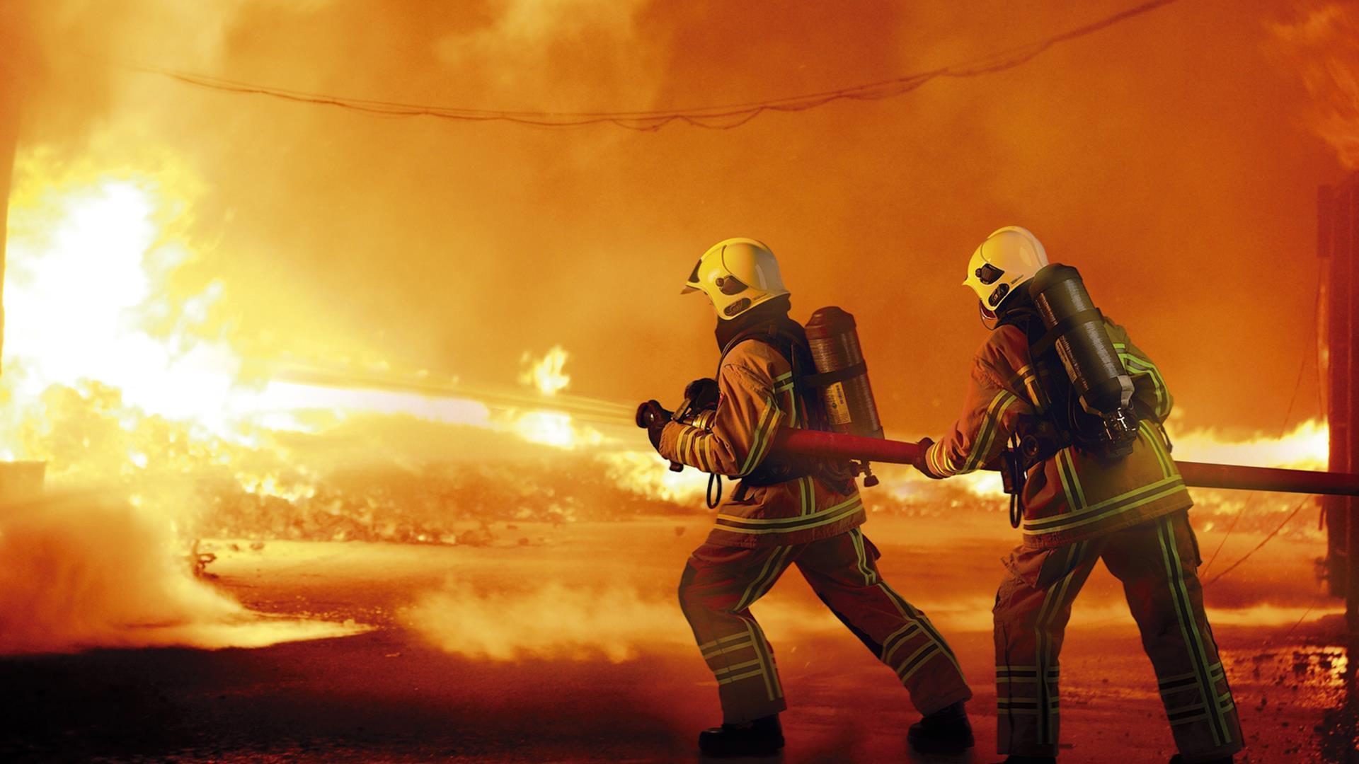 Fire fighting. Пожарный фон. Профессия пожарный. Пожарная охрана. Пожарный в огне.