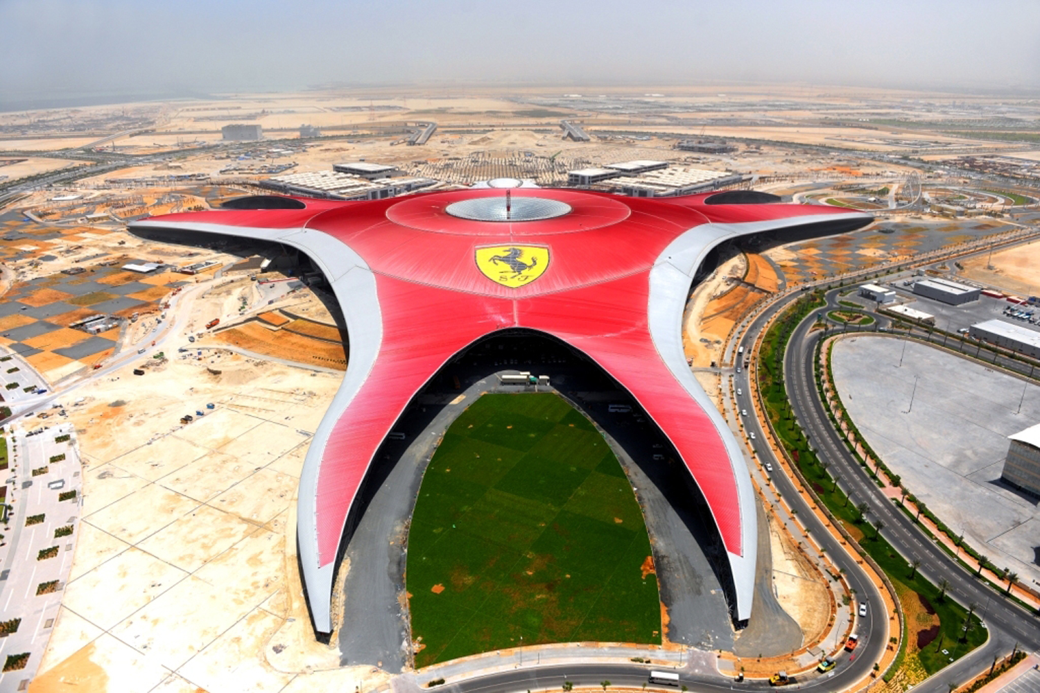 Ferrari world. Здание Ferrari в Абу Даби. Музей Феррари в Абу Даби сверху. Парк развлечений Ferrari World здание. Мир Феррари здание.