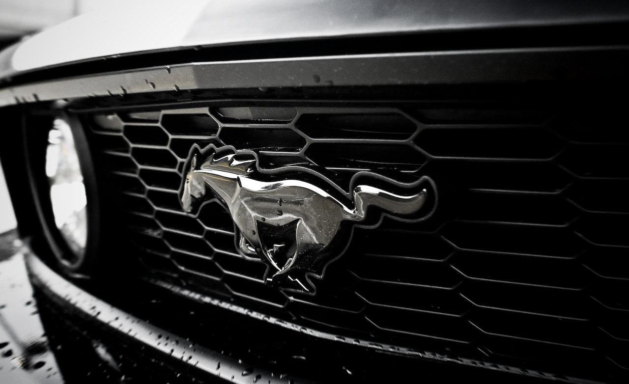 logo del ford mustang