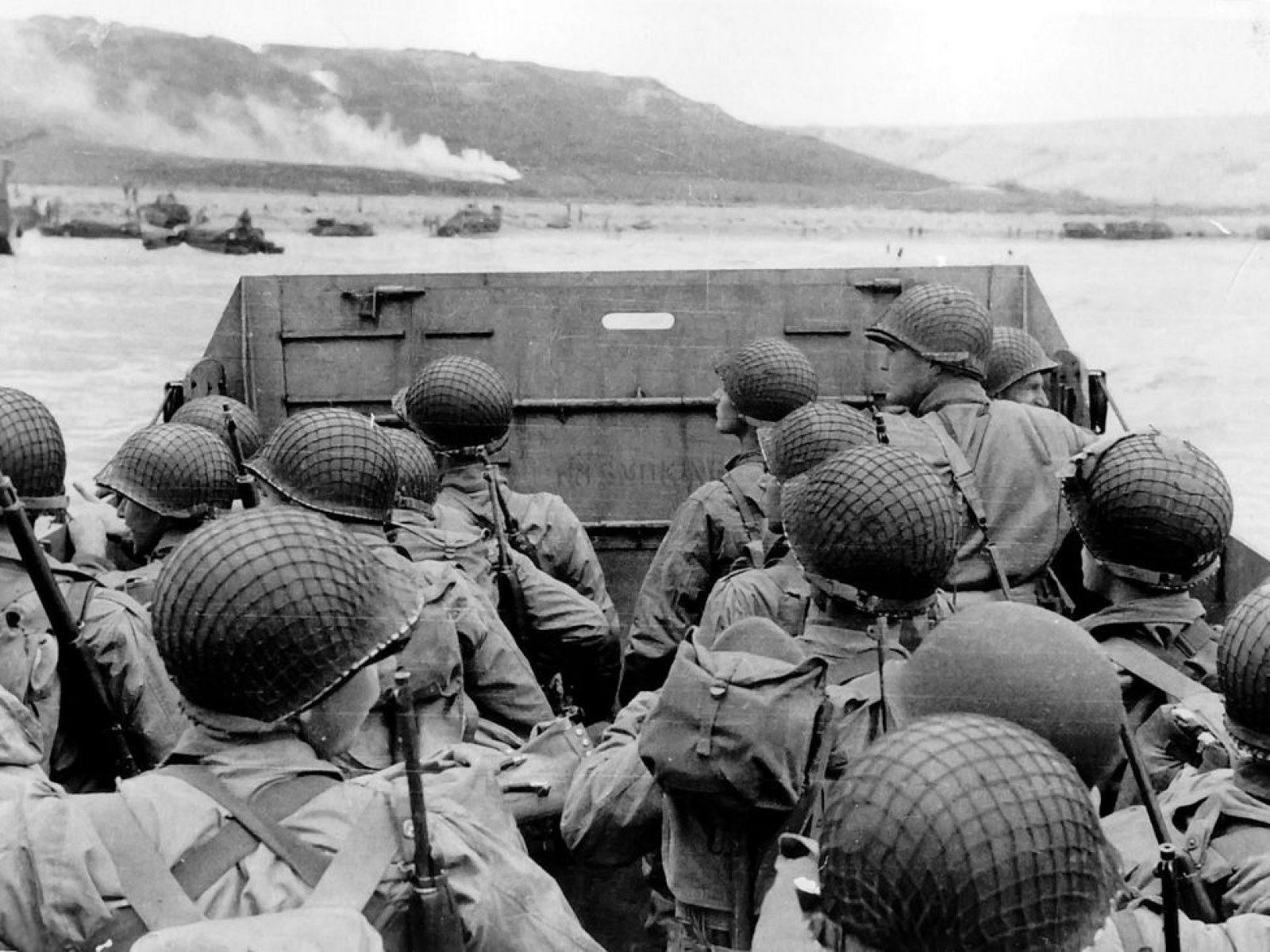 These Photo Show What D Day Was Like For Soldiers Landing In Normandy