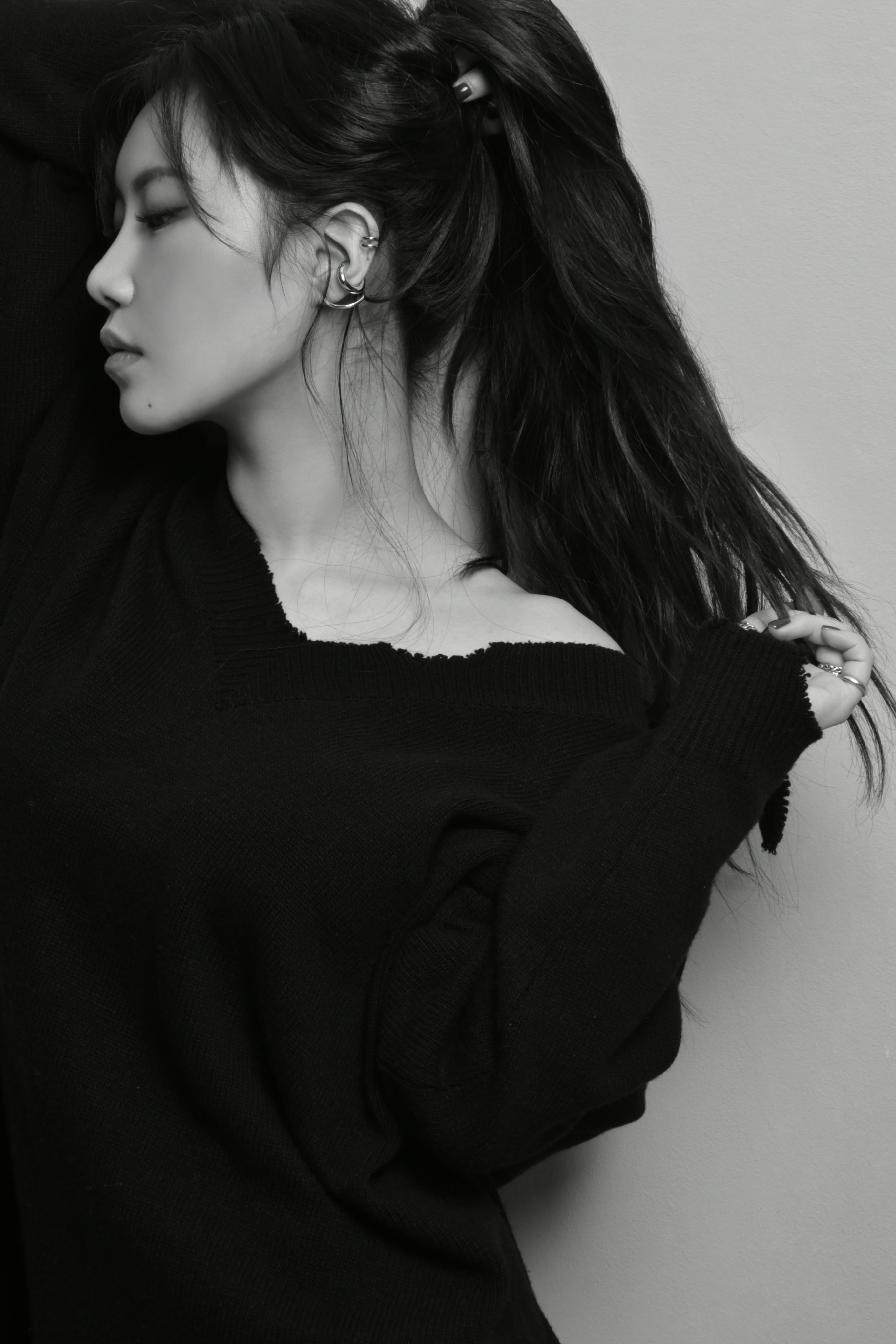 Yezi K Pop Korean Women Monochrome Fiestar Hoop Earrings Wallpaper:2731x4096