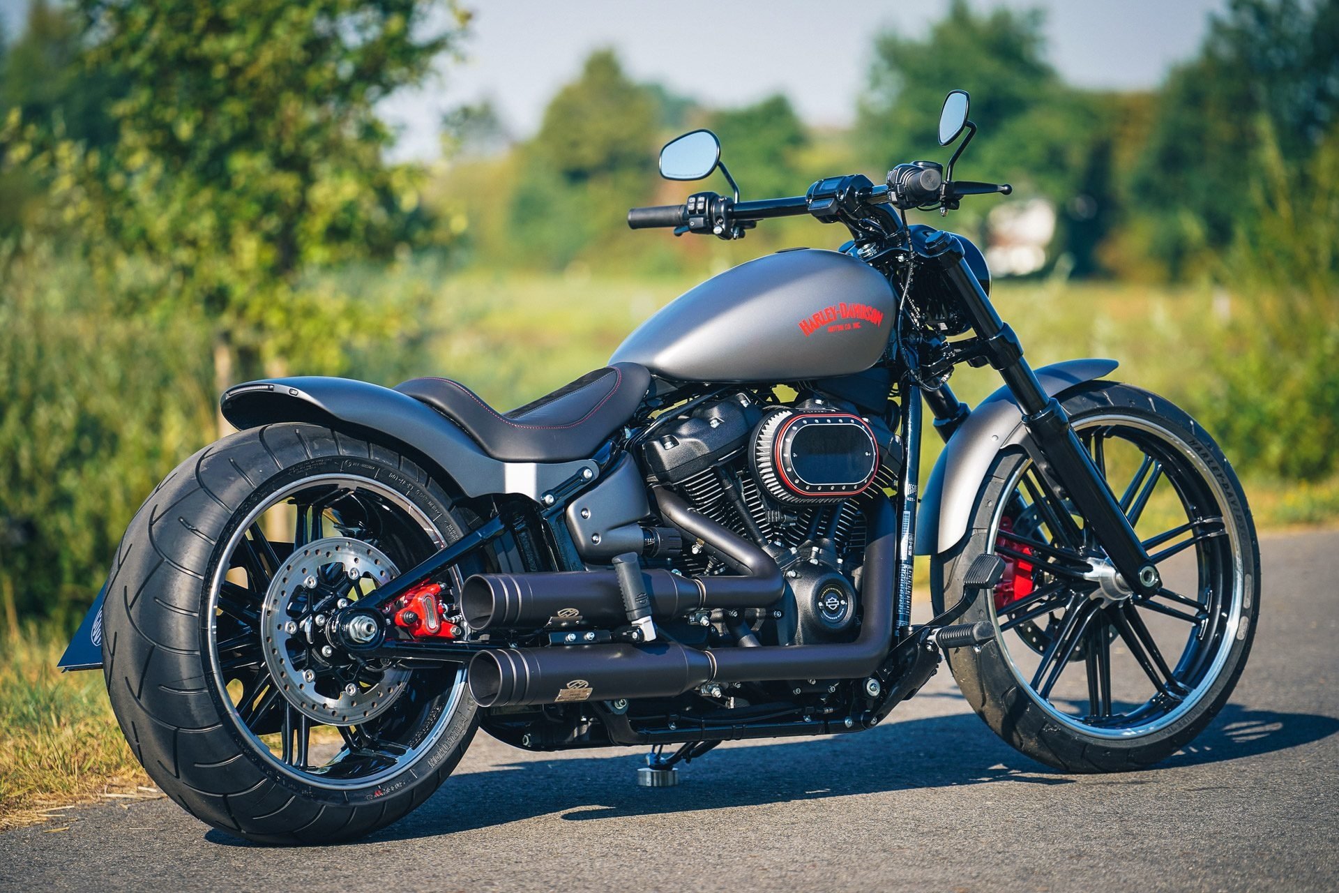 Мотоцикл Harley Davidson Breakout