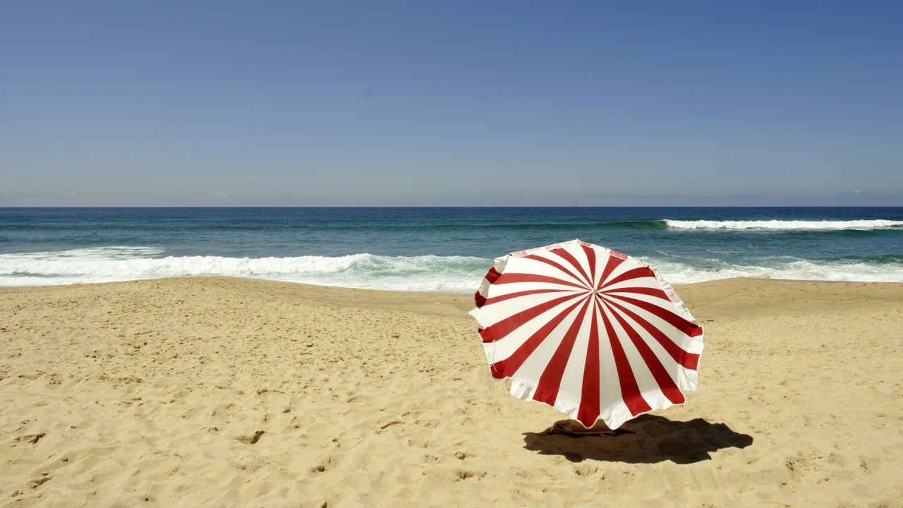 Umbrella on the beach. HD wallpaper. Fond ecran plage, Parasol plage, Parasol rouge