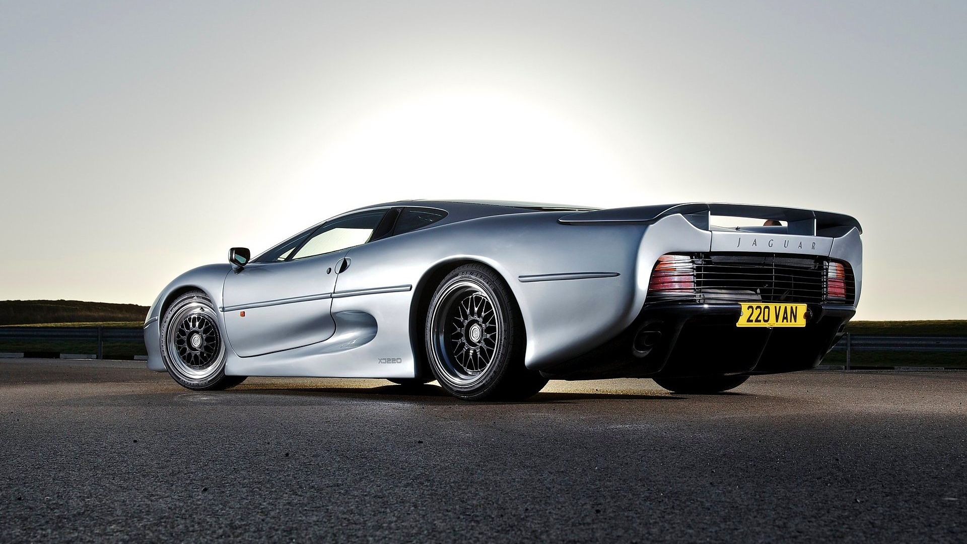 Jaguar XJ220 Wallpaper