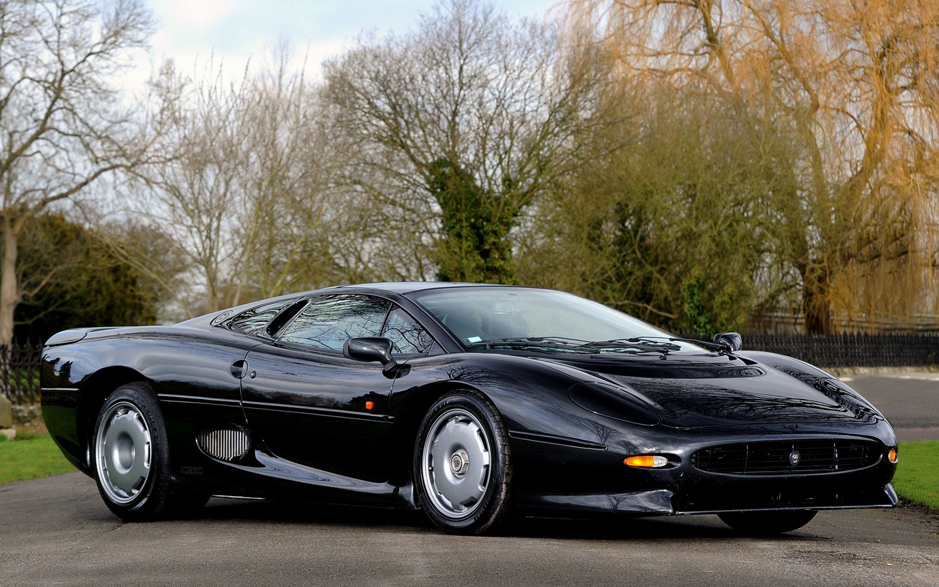 Jaguar XJ220 Wallpaper