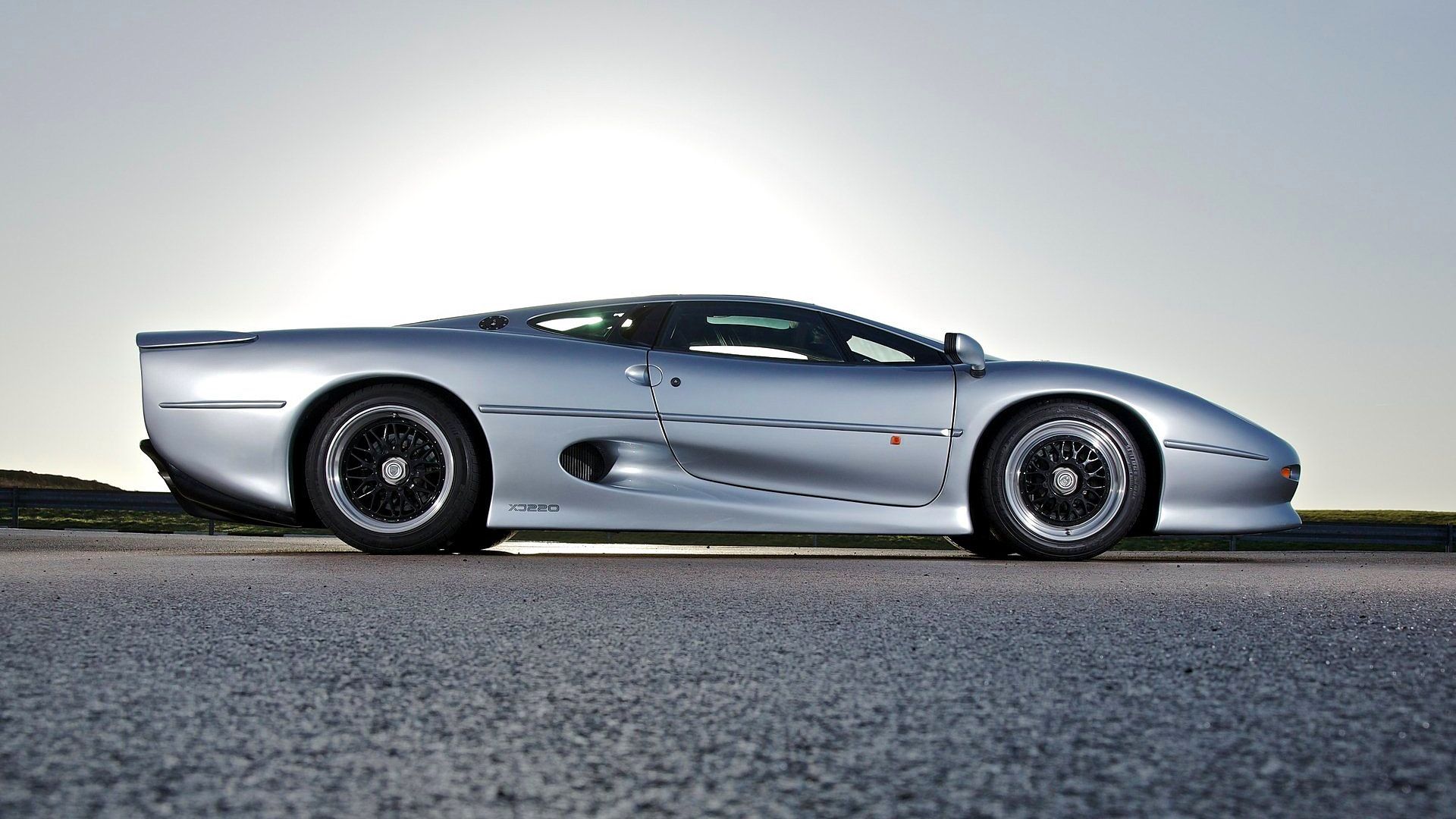 Jaguar XJ220 Wallpaper