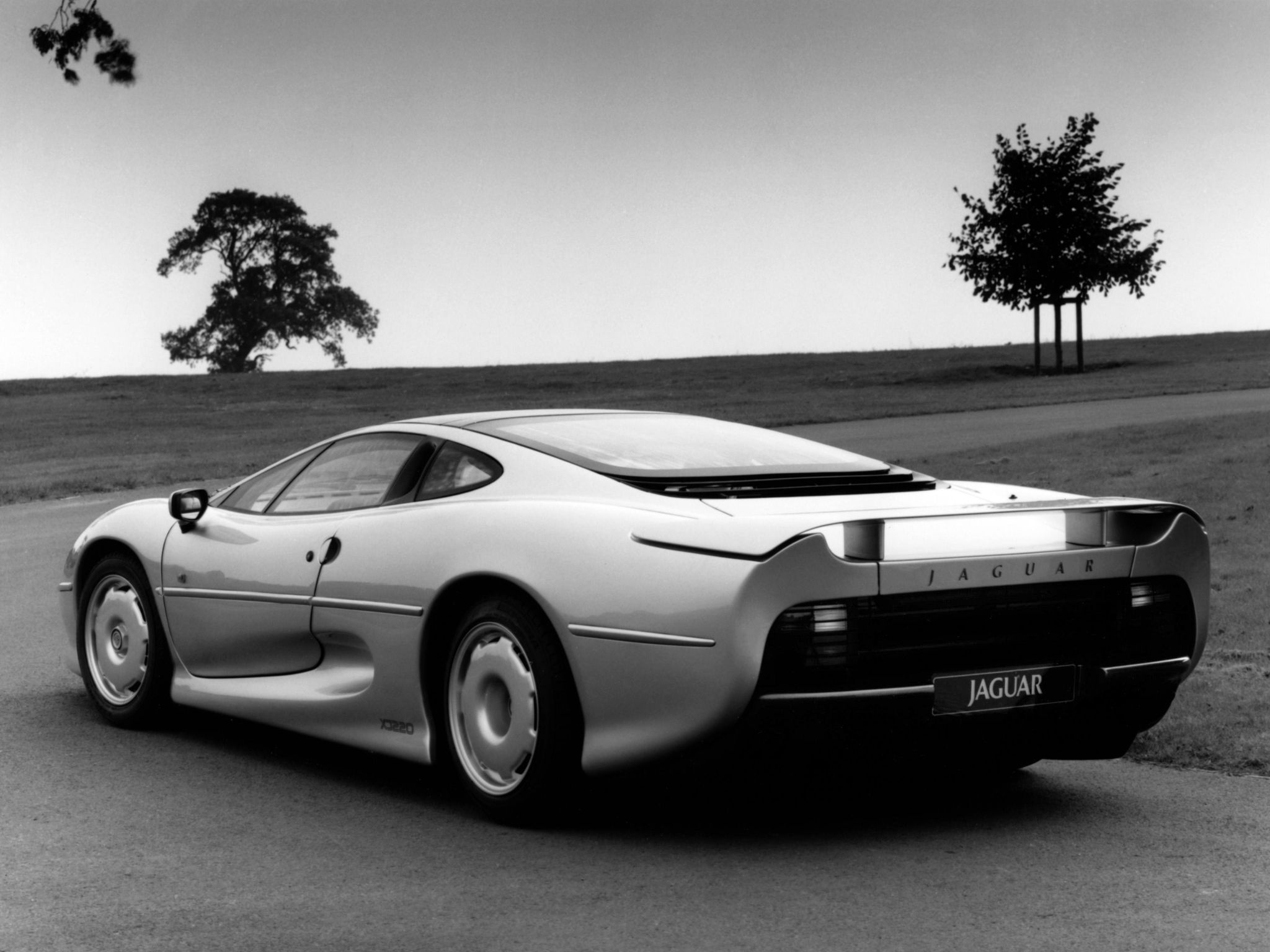 Jaguar XJ220 Wallpaper