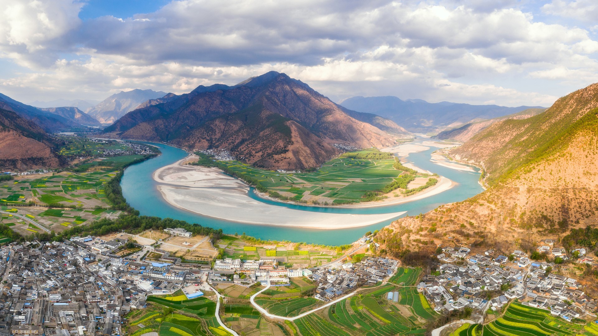 The First Bend of Yangtze River, Shiguzhen near Lijiang, Yunnan, China. Windows 10 Spotlight Image