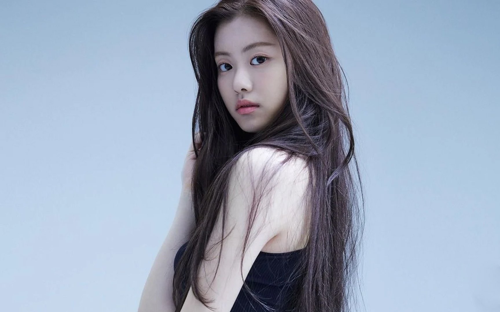Netizens are excited about the latest member of the newly debuting girl group LE SSERAFIM