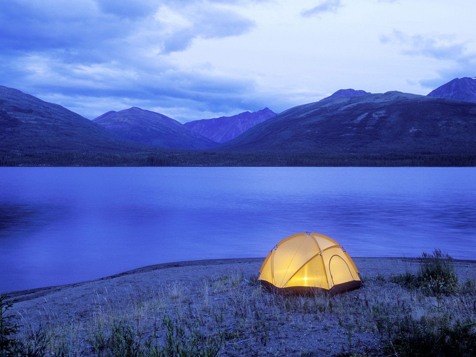 Палатка на берегу озера