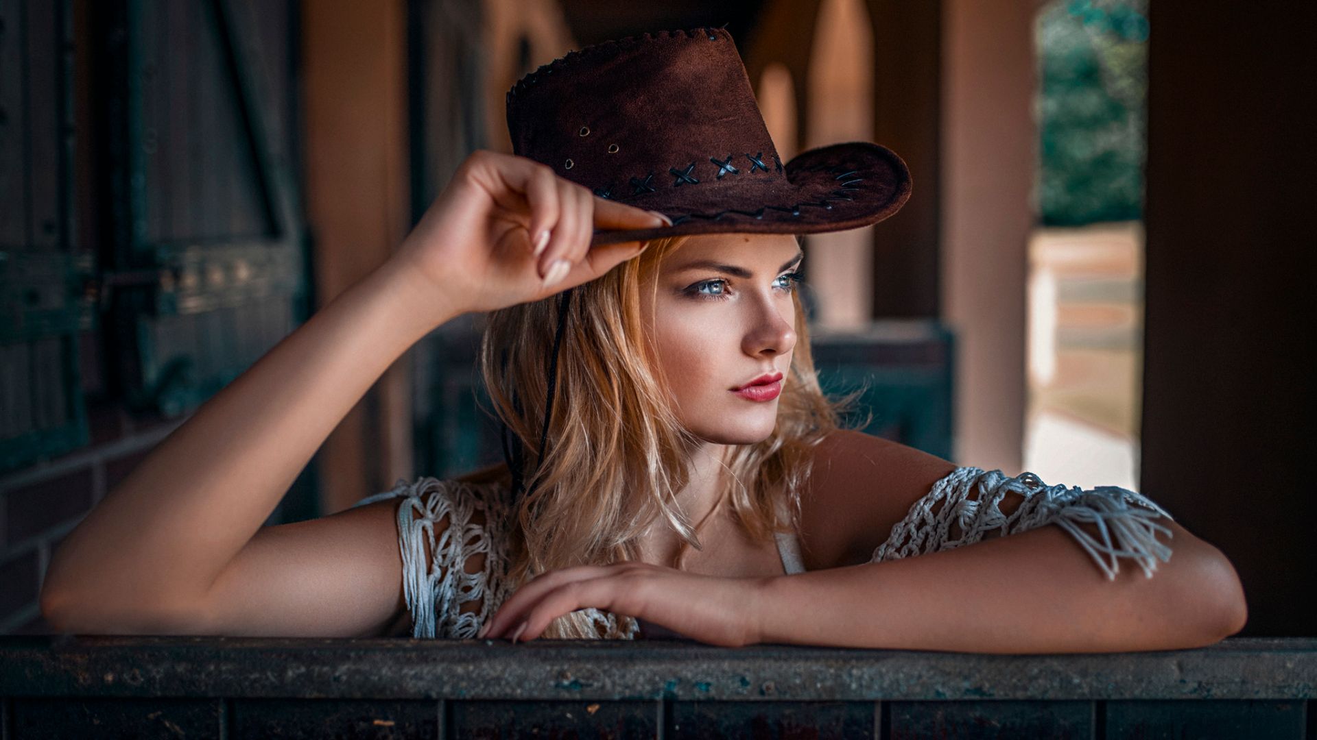 Desktop Wallpaper Cowboy, Hat, Girl Model, Looking Away, HD Image, Picture, Background, 20e2db