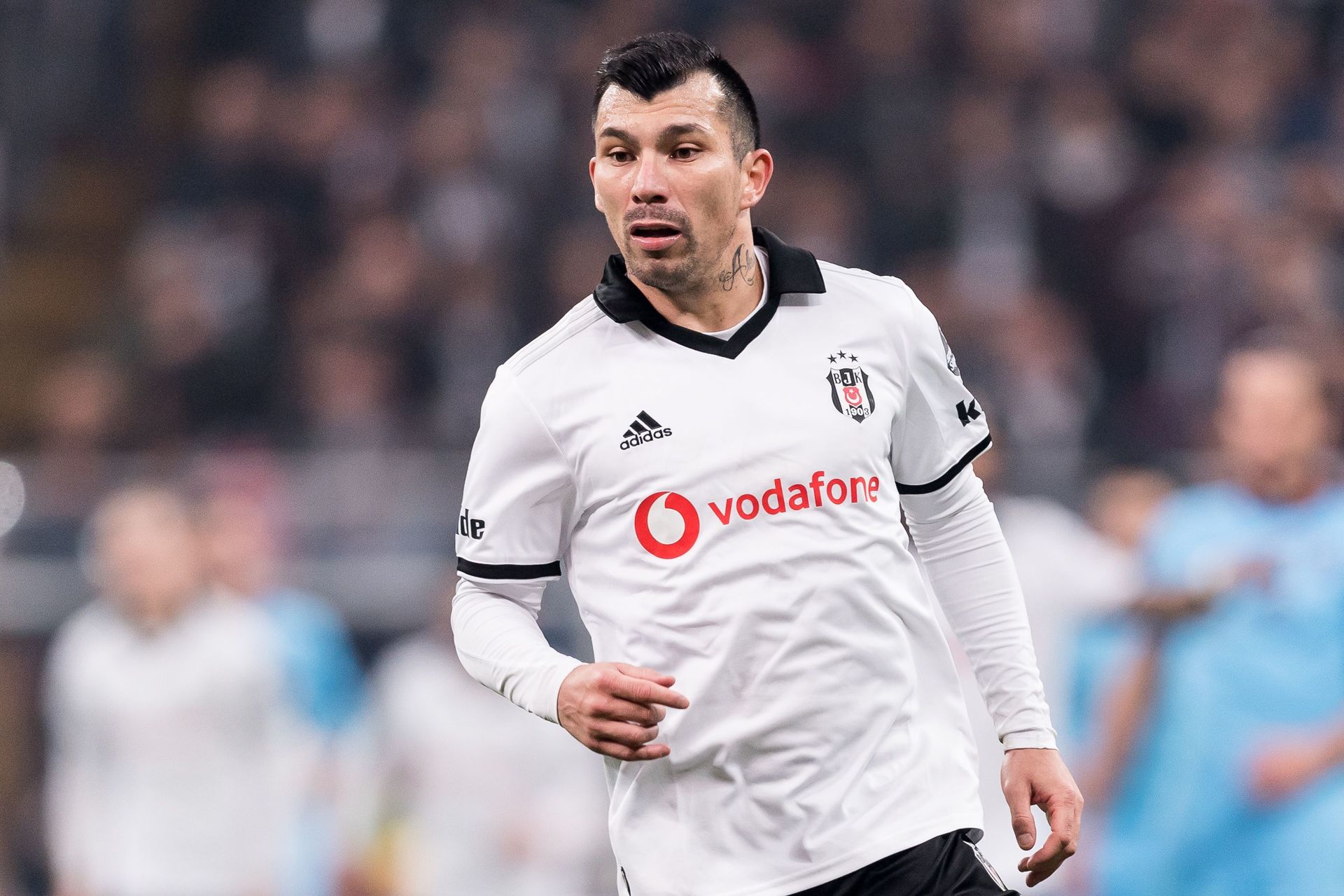 Report: West Ham meeting tomorrow to potentially sign Gary Medel