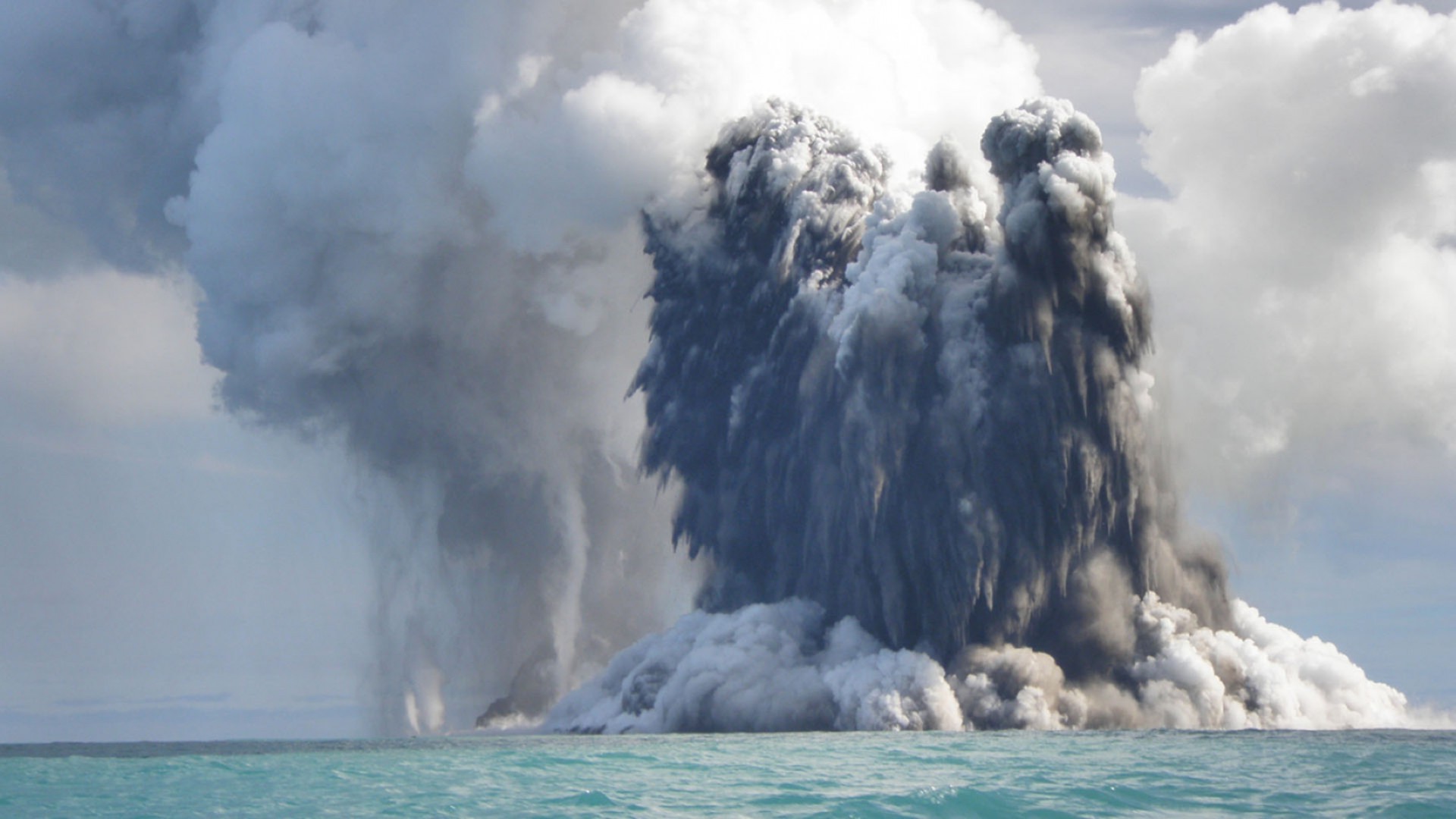 Underwater volcano eruptions on the background of smoke phone background image
