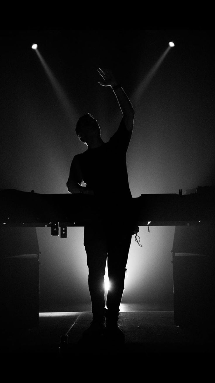 Who Is the Best DJ In The World Right Now. Martin garrix concert, Martin garrix, Martin garrix show