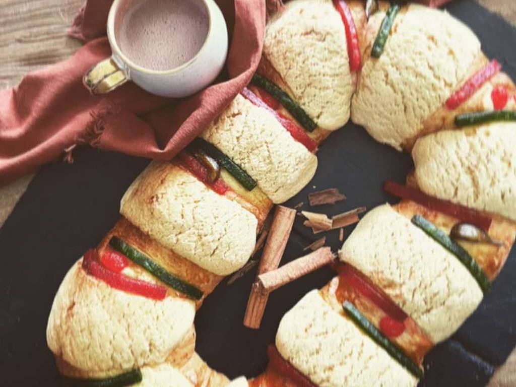 Rosca de Reyes: the meaning behind the delicious garnished Mexican bread