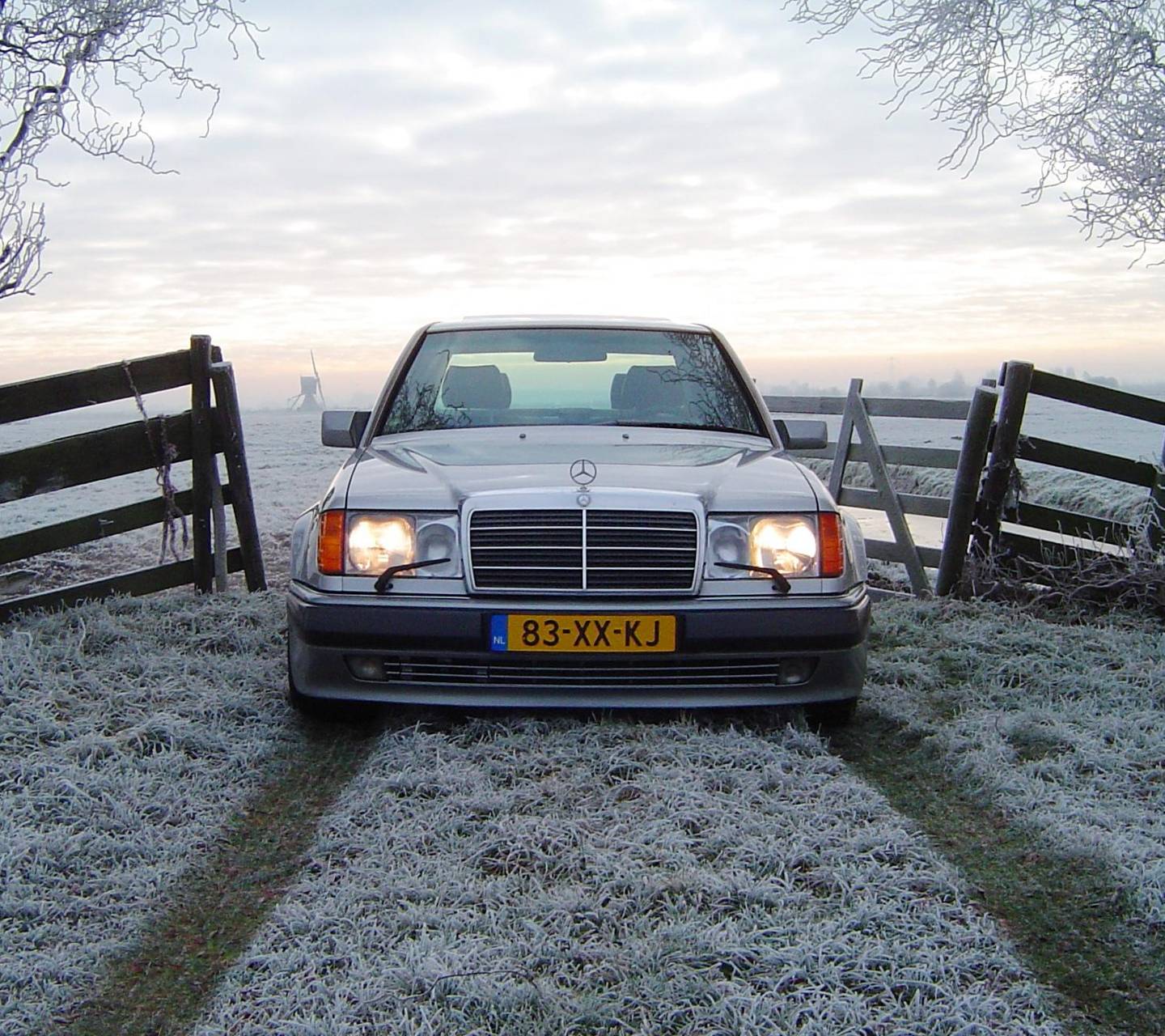 Mercedes Benz W124 Wallpaper