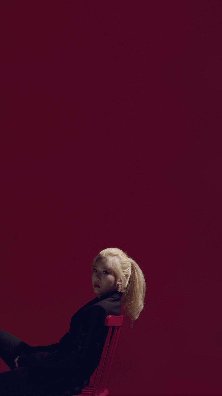 LOONA Kim Lip wallpaper. Lip wallpaper, Chuu loona, Aesthetic picture