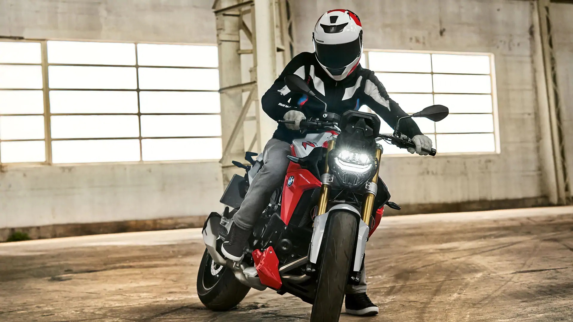 BMW F 900 R [Specs, Features, Photo]