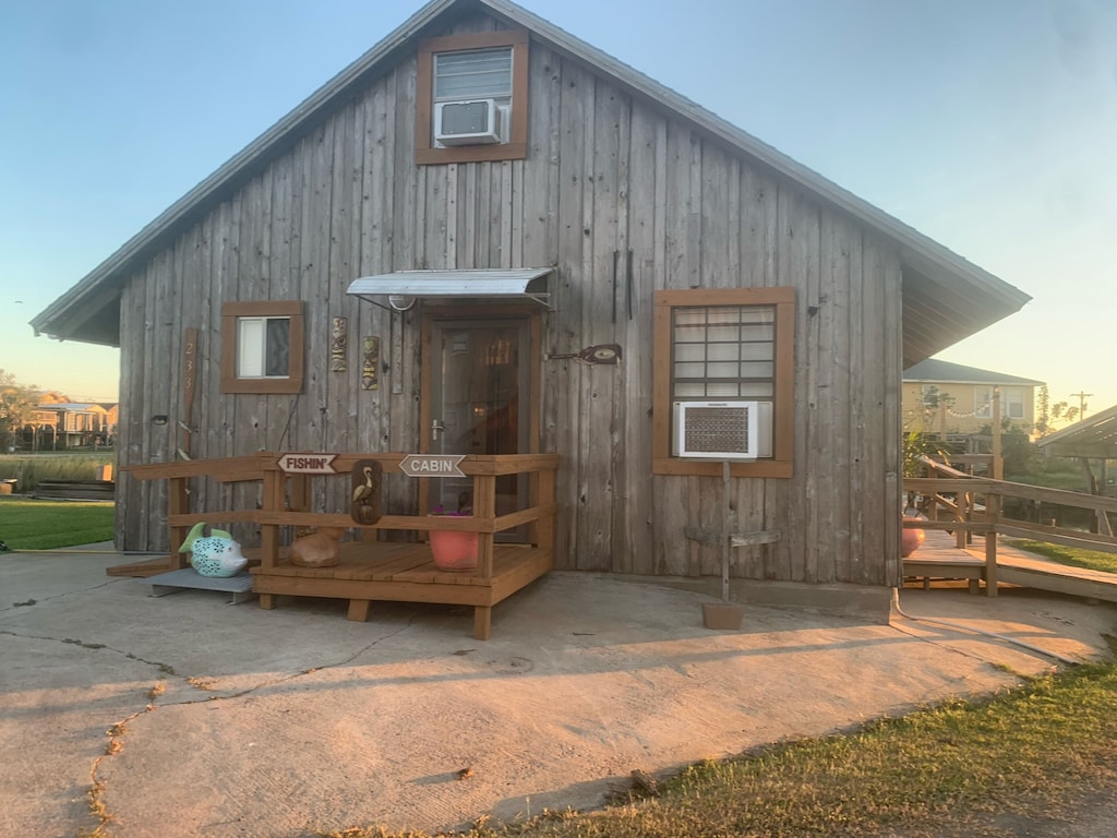 Rustic Island cabin on canal to San Bernard River