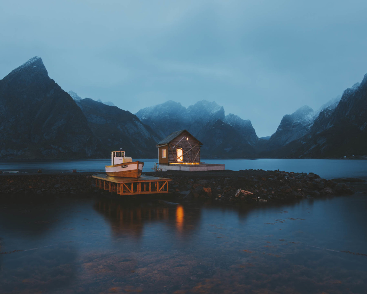 Cabin in Lofoten Islands, Norway. [1280x1024] [OS]