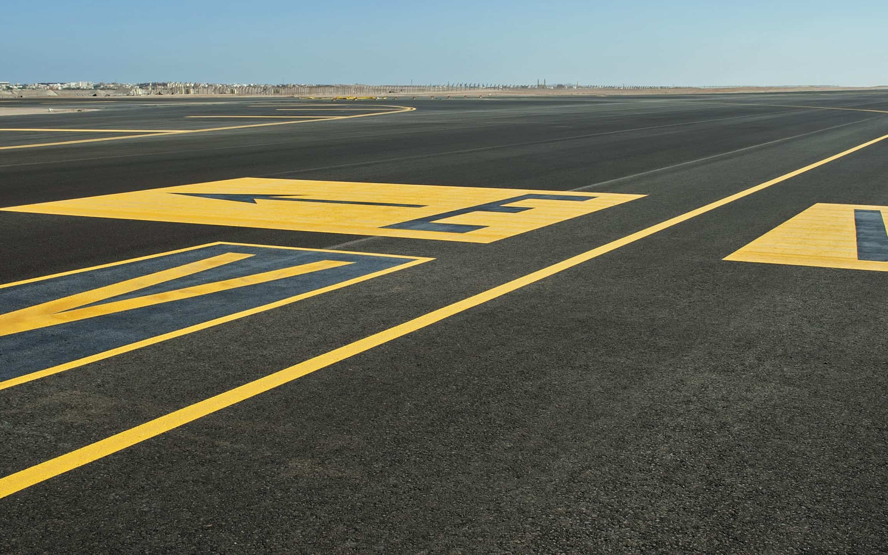 Download wallpaper airport, runway, arrows on the asphalt, yellow pointers, aircraft for desktop with resolution 2880x1800. High Quality HD picture wallpaper