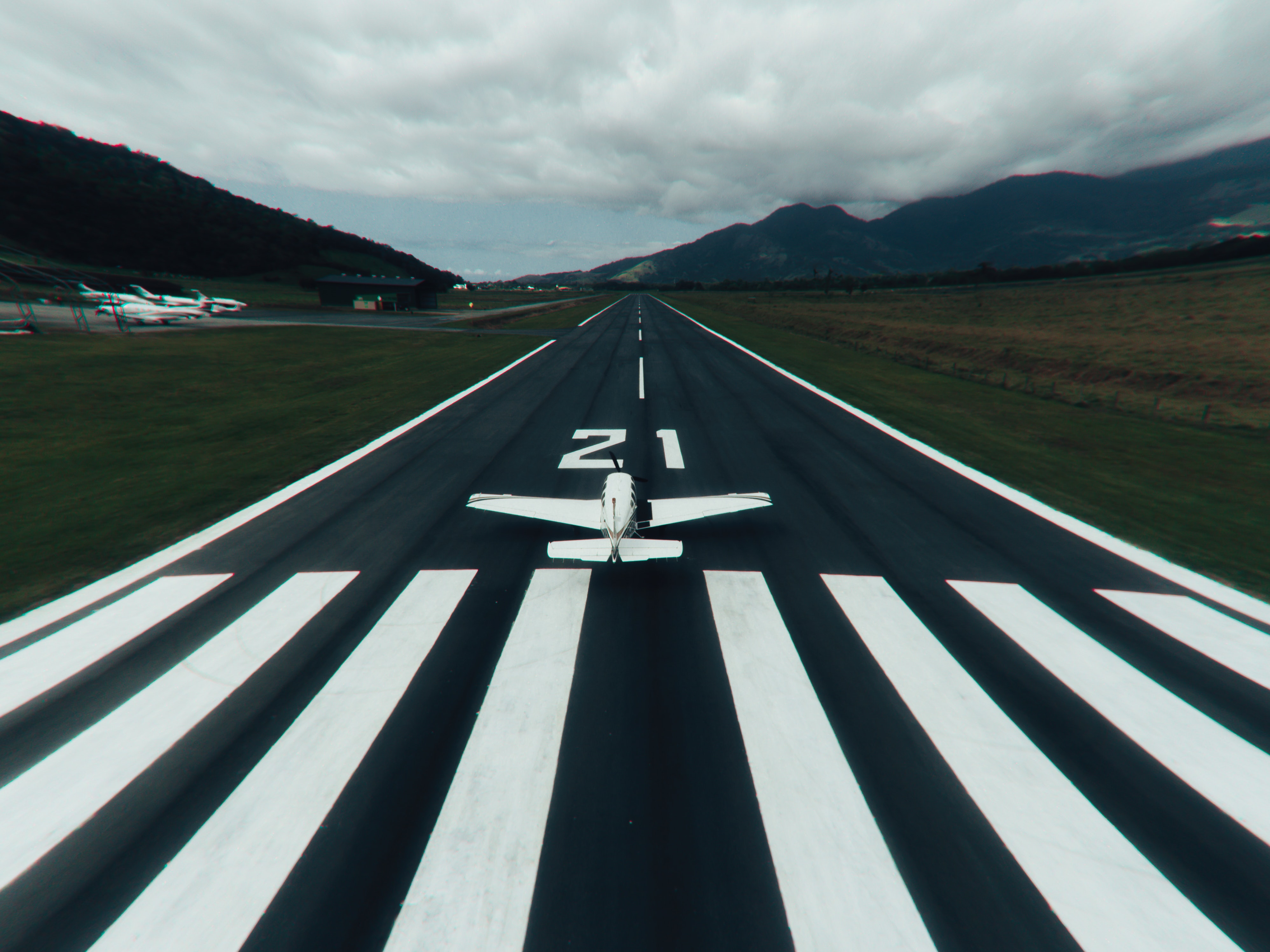 Best Airport Runway Photo · 100% Free Downloads