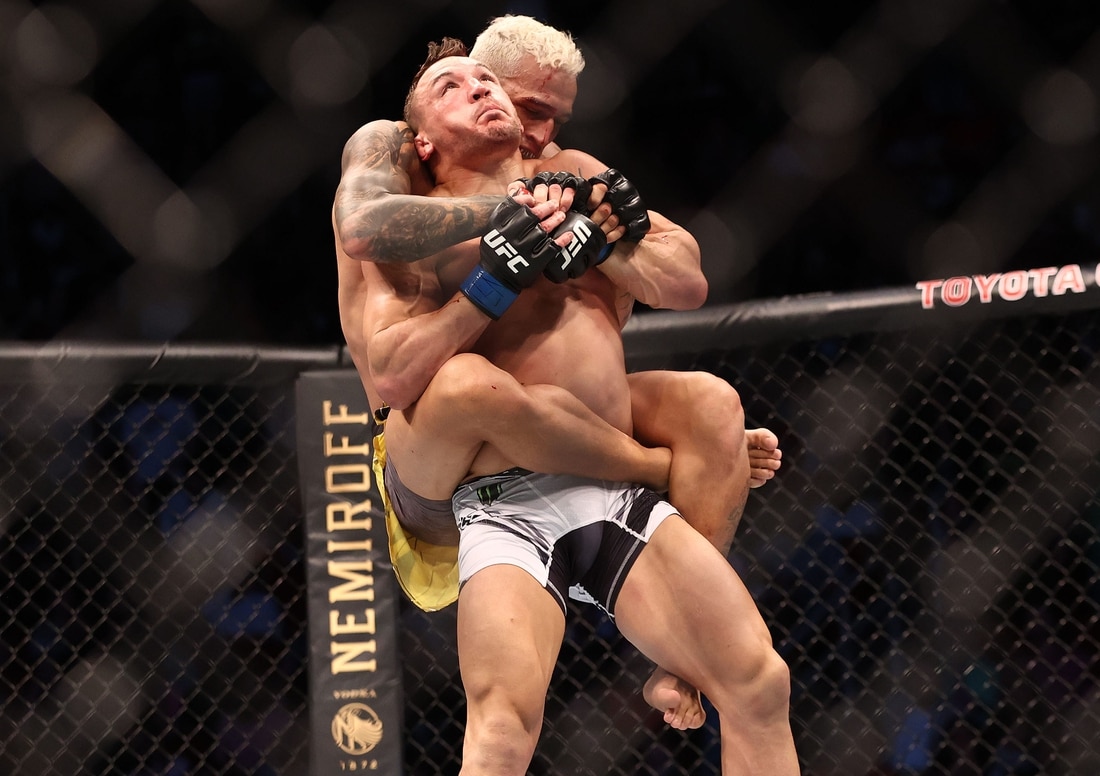 Charles Oliveira claims title with TKO of Michael Chandler at UFC 262