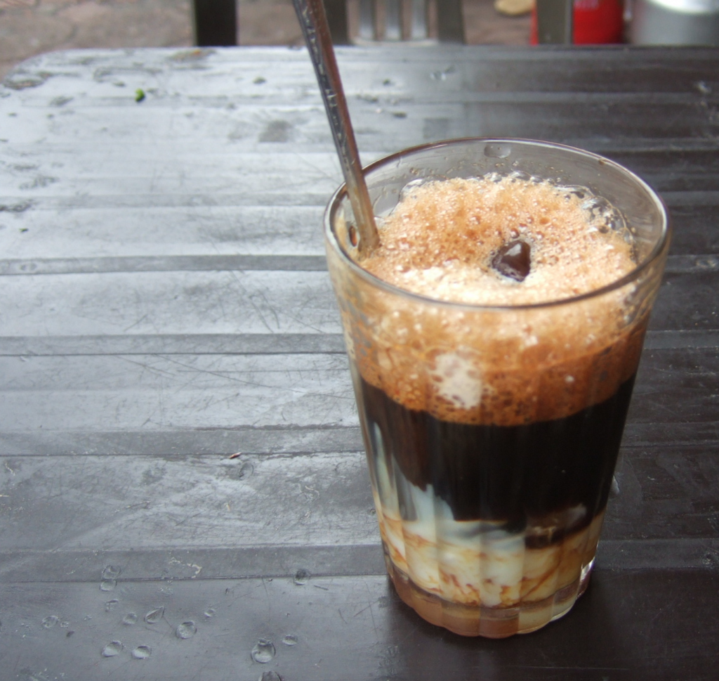 Айс кофе по-вьетнамски с тапиокой. Айс латте с тапиокой. Вьетнамский ледяной кофе. Кофе Вьетнам со льдом.