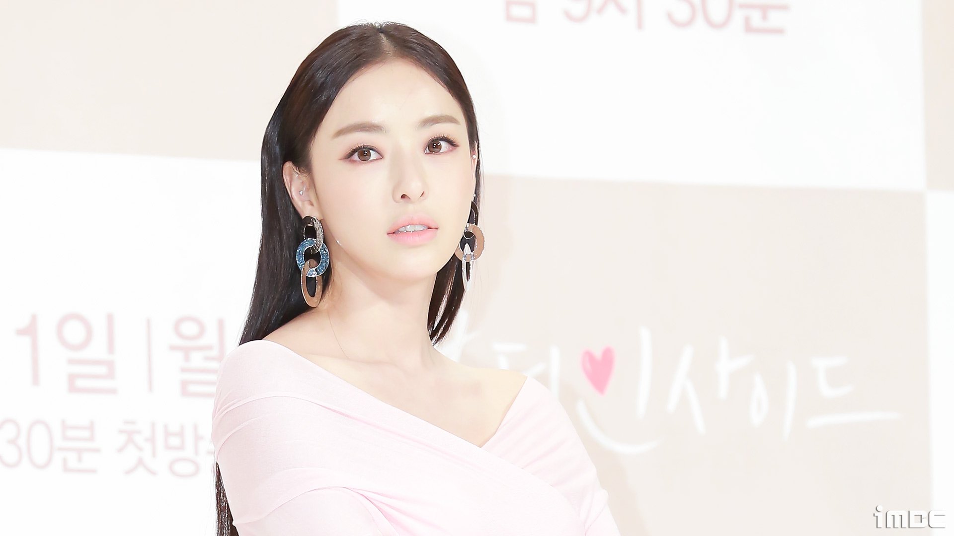 Lee Da Hee gets injured on set