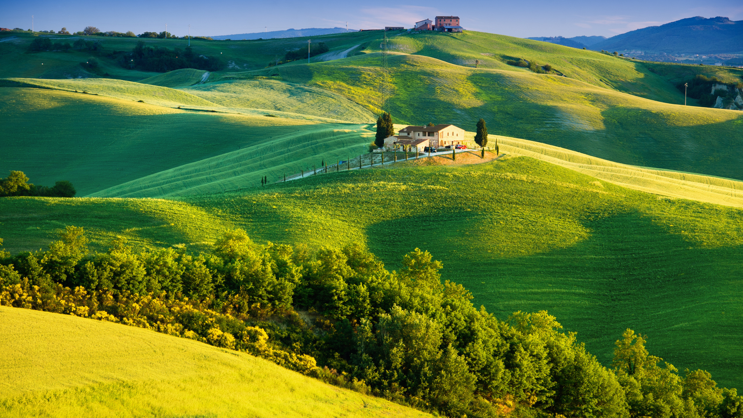 Download wallpaper summer, the sky, trees, landscape, nature, house, Italy, summer, house, Landscape, sky, trees, Italy, nature, the countryside, green field, section landscapes in resolution 2560x1440
