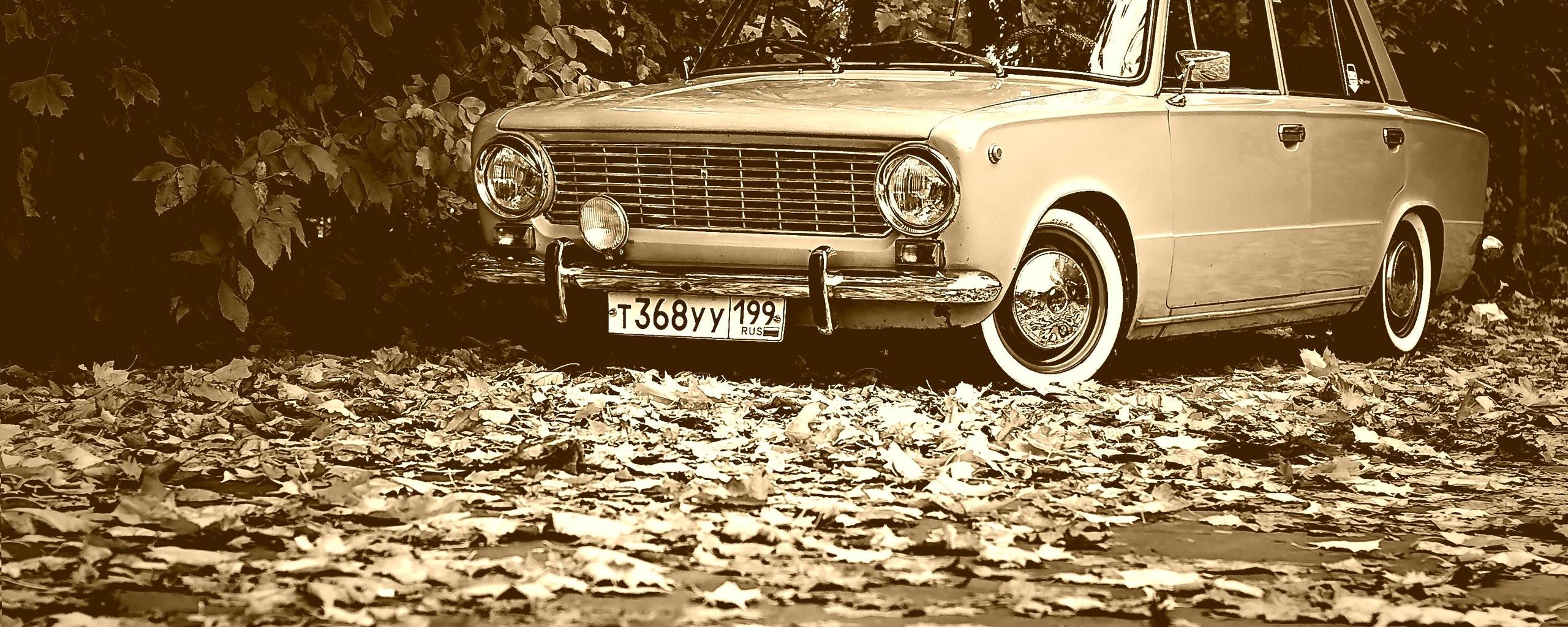 Black and white wallpaper vintage car