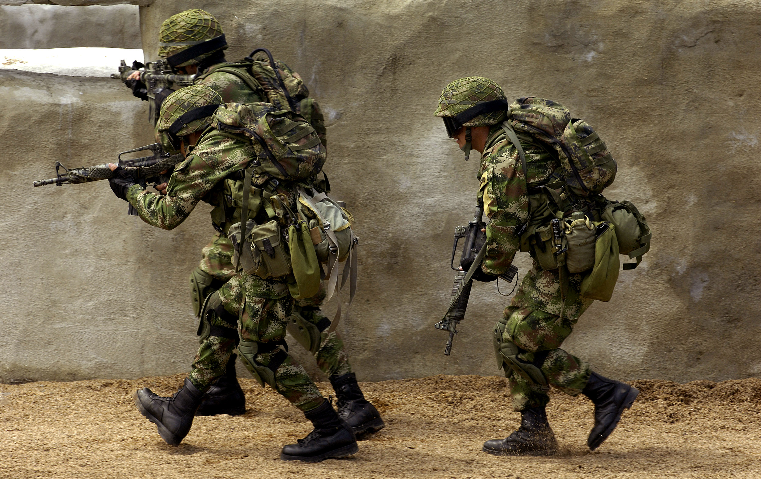 Colombian special forces members show tactics to participants of the 75th Joint Civilian Orientation Conference outside