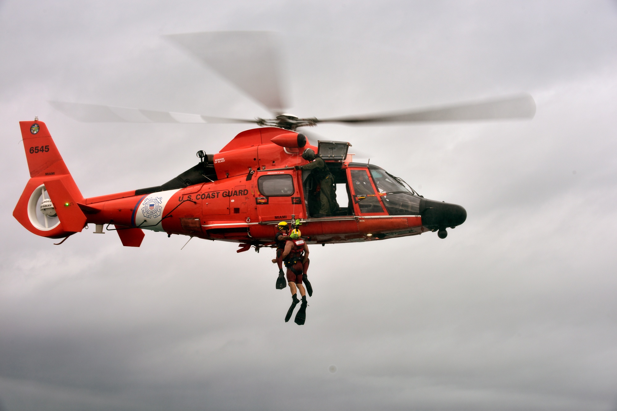 DVIDS Guard rescue swimmer and Jim Cantore hoisted by helicopter off Miami Beach [Image 13 of 14]