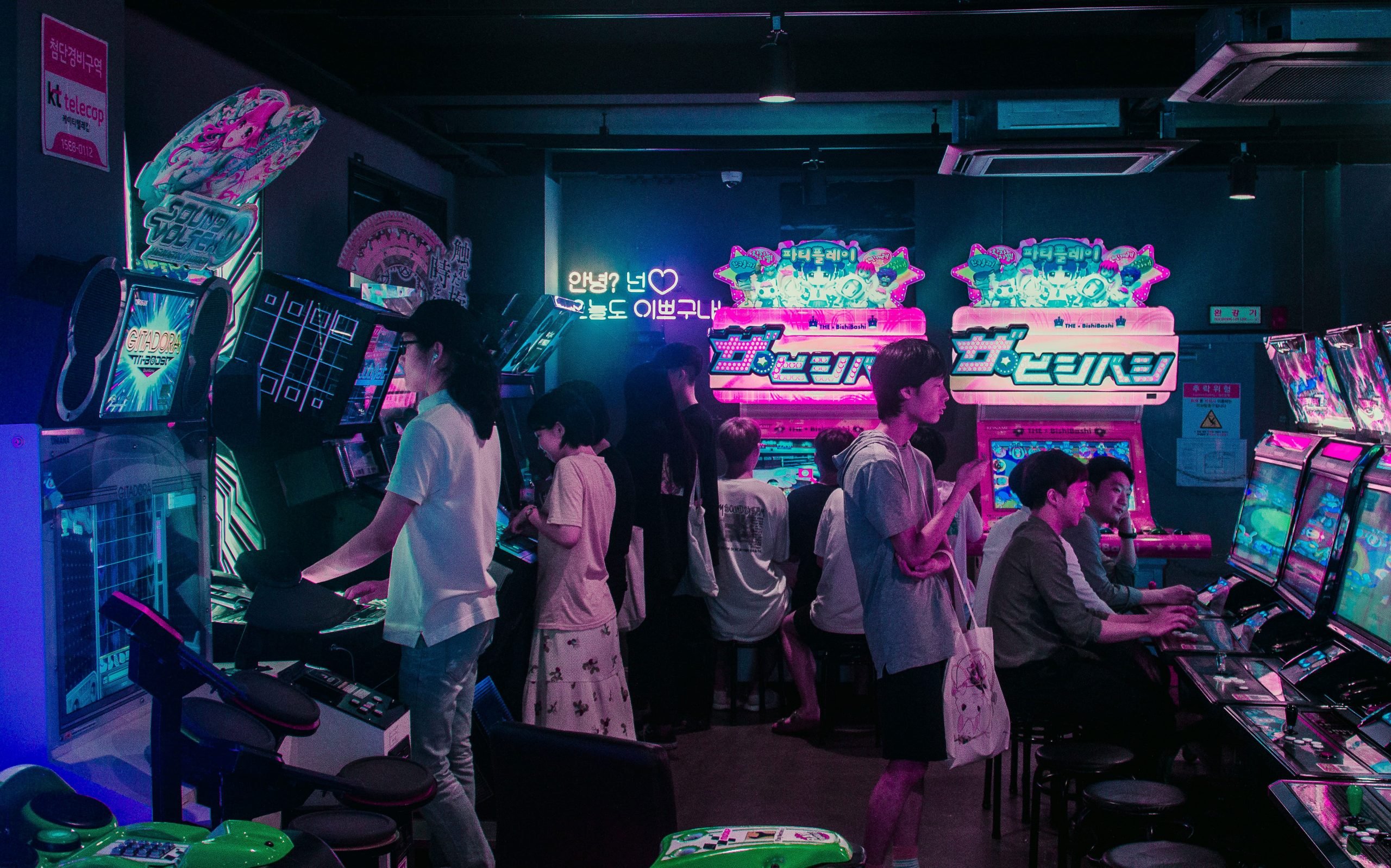 Wallpaper People Playing Arcade Games, Seoul, Korea, Neon • Wallpaper For You