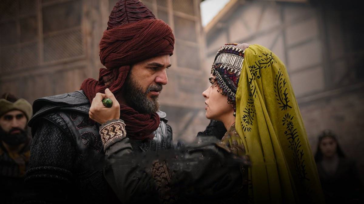 Ertugrul's second wife Hande Soral stuns fans with new bold photo