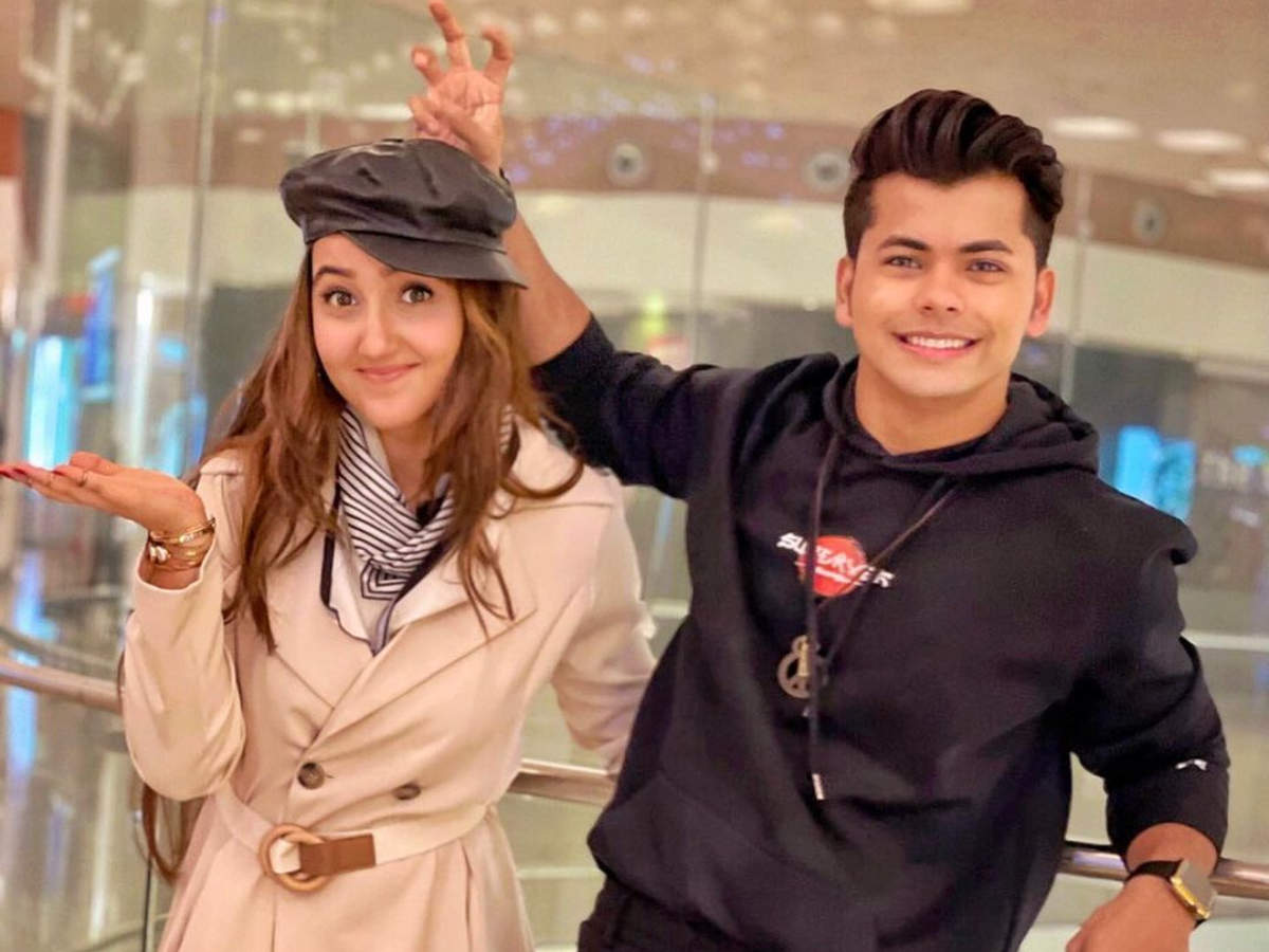 Ashnoor Kaur and Siddharth Nigam collaborate for a project for the first time, share pics as they leave for Delhi of India