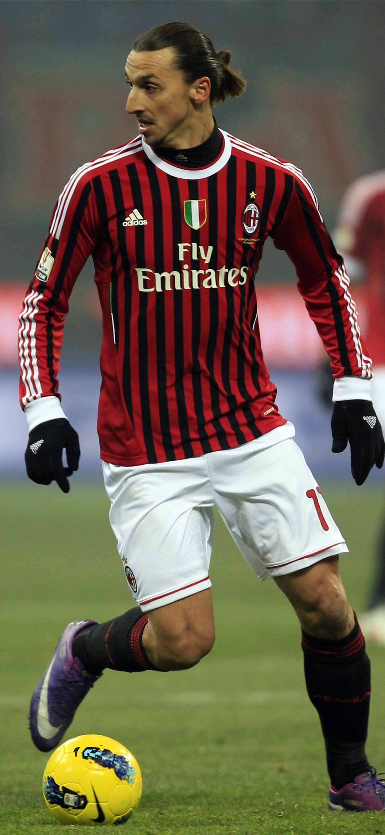 Zlatan Ibrahimovic AC Milan classicfootballshi. iPhone 11 Wallpaper Free Download